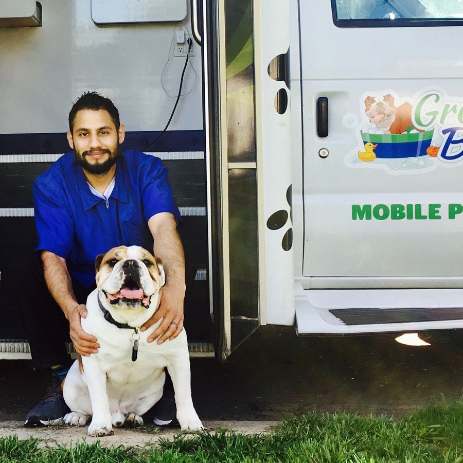 Emanuel Hernandez, Groomer